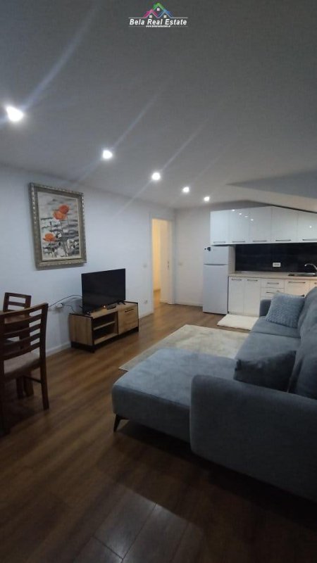 Tirane, jepet me qera Vile 1+1+Ballkon Kati 4, 70 m² 400 € (rruga e javajes)