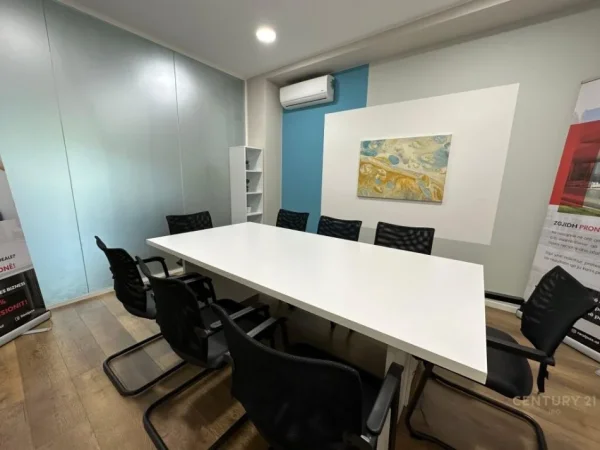 Tirane, jepet me qera ambjent biznesi Kati 2, 190 m² 3.000 € (Hilton)