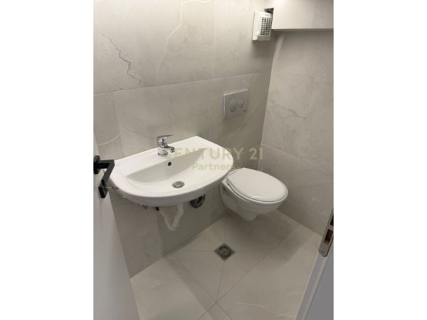 Tirane, jepet me qera zyre Kati 1, 69 m² 1.200 € (Amerikan 3)