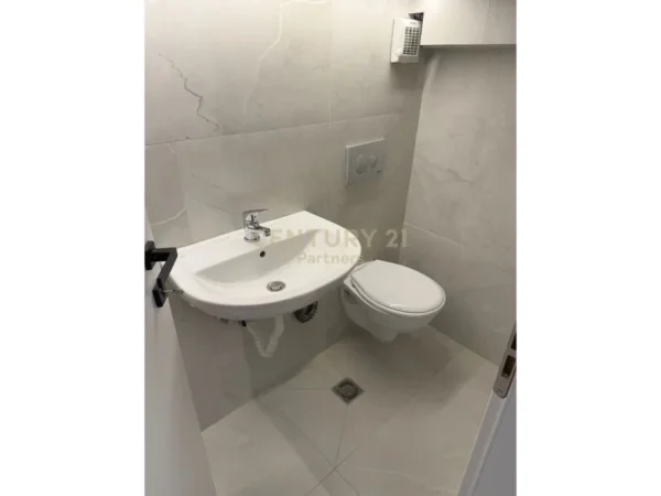 Tirane, jepet me qera zyre Kati 1, 69 m² 1.200 € (Amerikan 3)