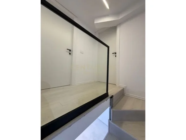 Tirane, jepet me qera zyre Kati 1, 69 m² 1.200 € (Amerikan 3)