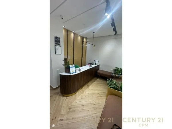 Tirane, jepet me qera ambjent biznesi Kati 1, 77 m² 1.000 € (Komuna e Parisit)