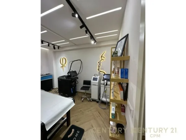 Tirane, jepet me qera ambjent biznesi Kati 1, 77 m² 1.000 € (Komuna e Parisit)