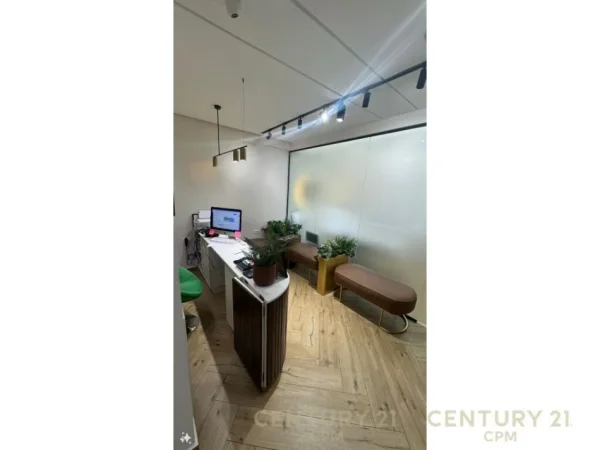 Tirane, jepet me qera ambjent biznesi Kati 1, 77 m² 1.000 € (Komuna e Parisit)