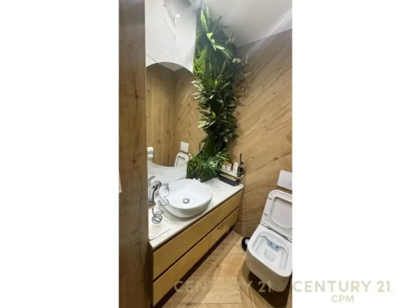 Tirane, jepet me qera ambjent biznesi Kati 1, 77 m² 1.000 € (Komuna e Parisit)