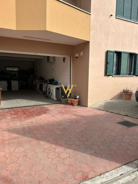 Tirane, jepet me qera Vile 3 Katshe Kati 0, 2.000 m² 3.000 € (PORCELAN)
