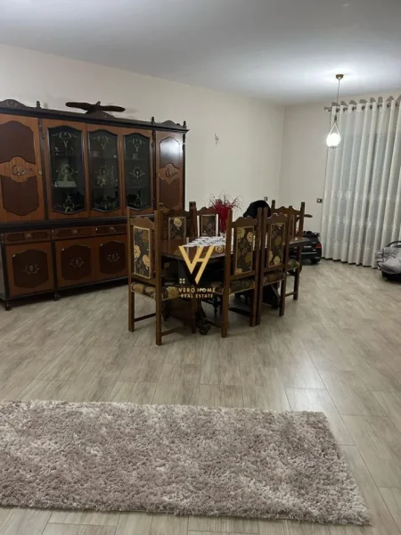 Tirane, jepet me qera Vile 3 Katshe Kati 0, 2.000 m² 3.000 € (PORCELAN)