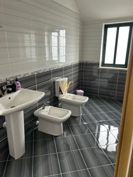 Tirane, jepet me qera Vile 3 Katshe Kati 0, 2.000 m² 3.000 € (PORCELAN)