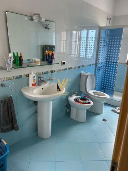 Tirane, jepet me qera Vile 3 Katshe Kati 0, 2.000 m² 3.000 € (PORCELAN)