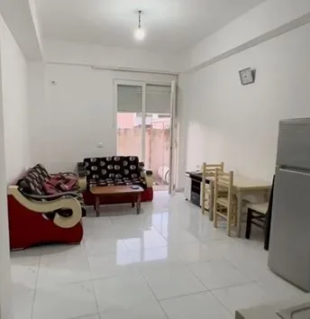 Tirane, jepet me qera apartament 1+1 Kati 1, 60 m² 230 € (Kombinat)
