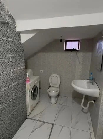 Tirane, jepet me qera apartament 1+1 Kati 1, 60 m² 230 € (Kombinat)