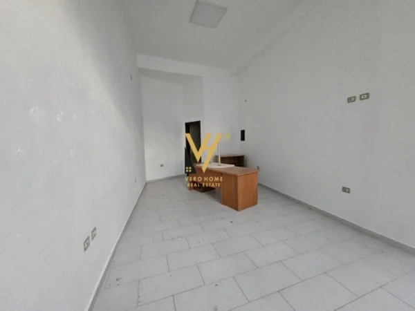 Tirane, shitet dyqan Kati 0, 32 m² 95.000 € (RRUGA MINE PEZA)