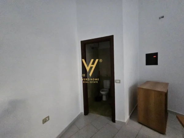 Tirane, shitet dyqan Kati 0, 32 m² 95.000 € (RRUGA MINE PEZA)