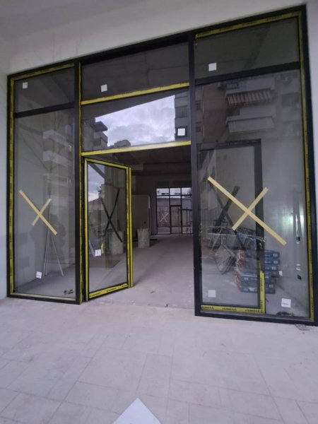 Tirane, jepet me qera dyqan Kati 0, 62 m² 1.200 € (PAZARI I RI)