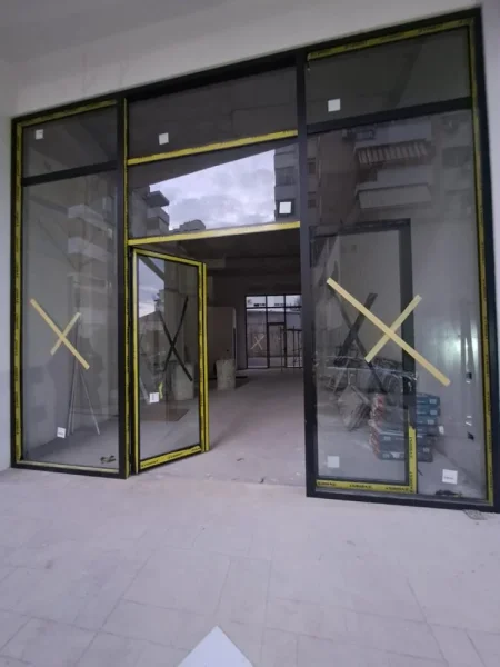 Tirane, jepet me qera dyqan Kati 0, 66 m² 1.300 € (PAZARI I RI)