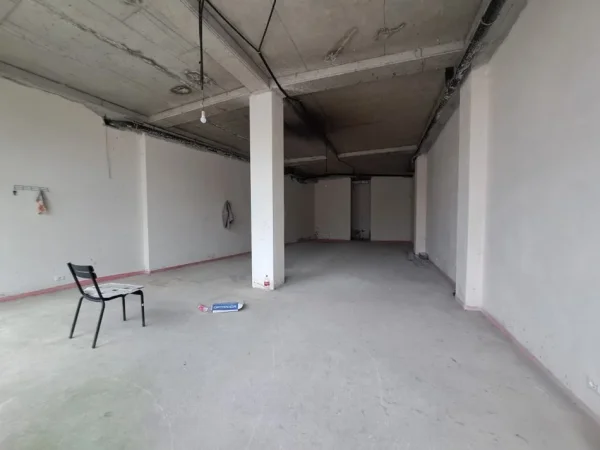 AMBJENT KOMERCIAL, DYQAN ME QERA NE LAKE VIEW RESIDENCE