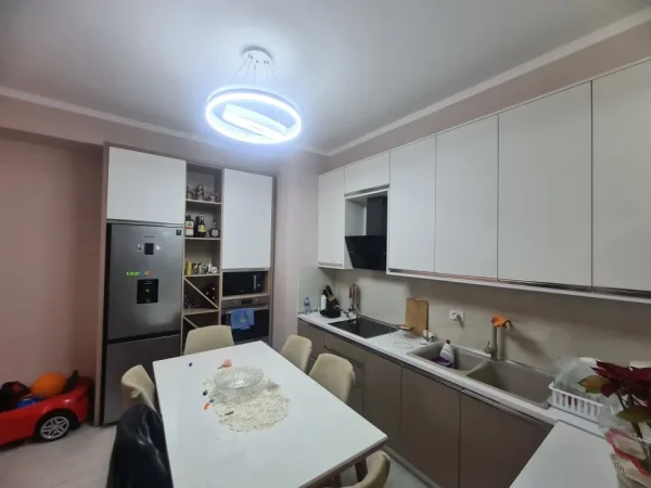 Tirane, jepet me qera apartament 2+1+Ballkon Kati 2, 87 m² 500 € (KOMPLEKSI MANGALEM)
