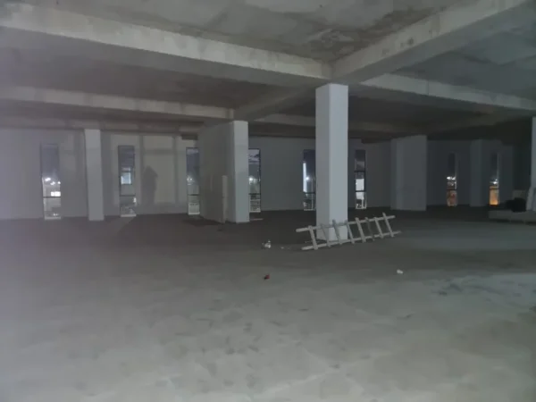 Tirane, jepet me qera magazine Kati 0, 1.100 m² 3.500 € (Kombinat)