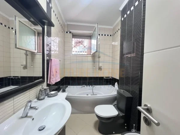 APARTAMENT 2+1 ME QERA , TREGU ELEKTRIK PRANE BRITANIKUT