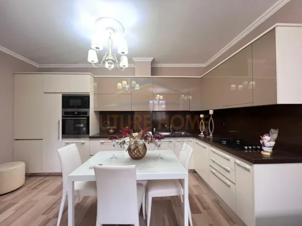 APARTAMENT 2+1 ME QERA , TREGU ELEKTRIK PRANE BRITANIKUT