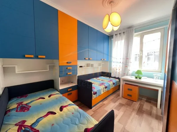 APARTAMENT 2+1 ME QERA , TREGU ELEKTRIK PRANE BRITANIKUT