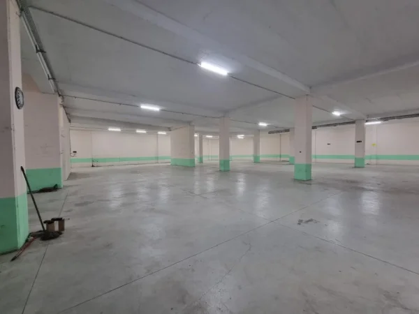 Tirane, jepet me qera ambjent biznesi Kati -1, 1.500 m² 4.500 € (Kombinat)