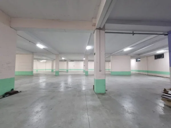 Tirane, jepet me qera ambjent biznesi Kati -1, 1.500 m² 4.500 € (Kombinat)