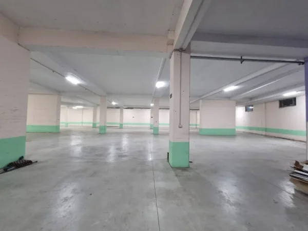 Tirane, jepet me qera ambjent biznesi Kati -1, 1.500 m² 4.500 € (Kombinat)