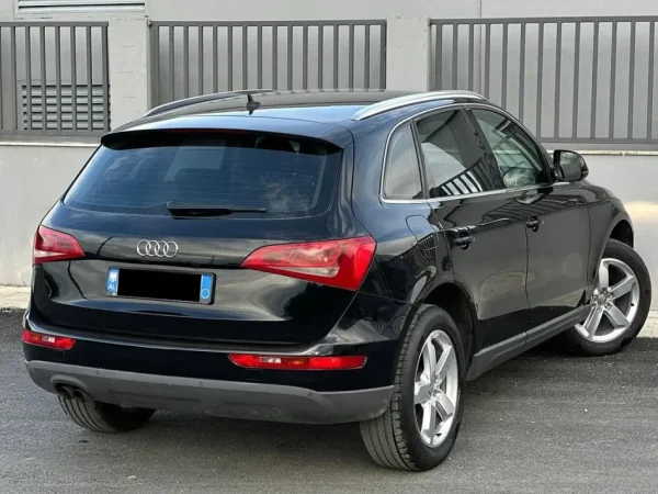 Tirane, shitet makine Audi Q5 2.0 Nafte, e zeze automatik Klima 215.000 km 11.500 €