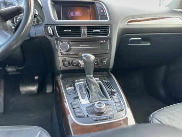 Tirane, shitet makine Audi Q5 2.0 Nafte, e zeze automatik Klima 215.000 km 11.500 €