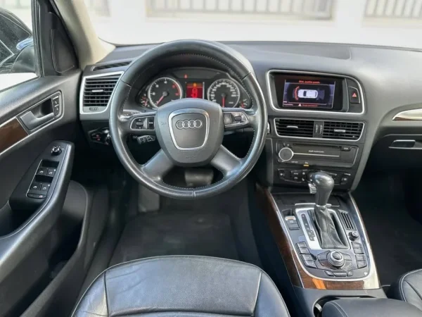 Tirane, shitet makine Audi Q5 2.0 Nafte, e zeze automatik Klima 215.000 km 11.500 €