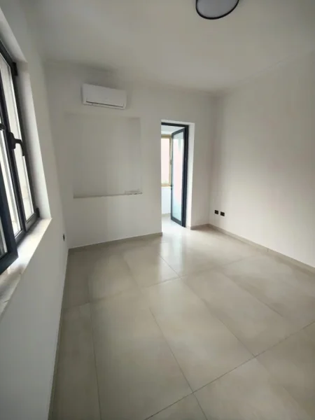 ZYRE ME QIRA  TE Blloku  900 € Rr. VASO PASHA