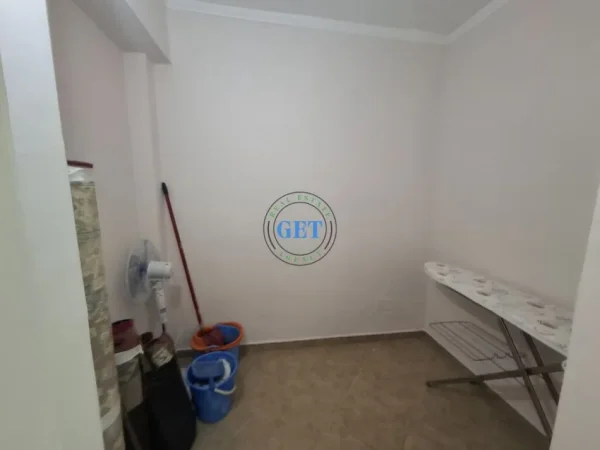 Durres, jepet me qera apartament 2+1+Ballkon Kati 1, 110 m² 500 € (Gjykata)