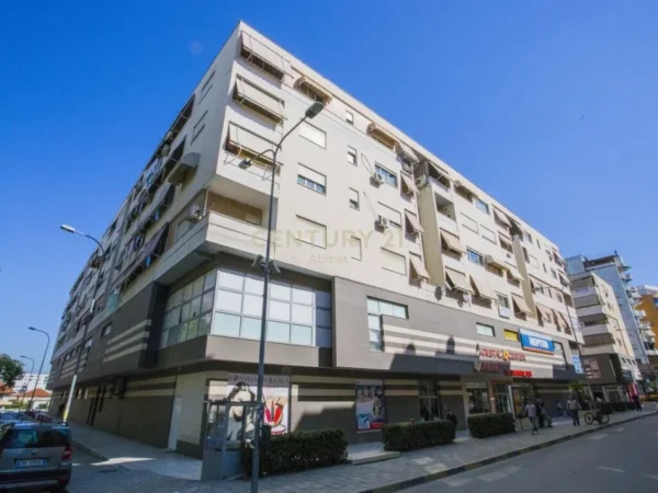 Tirane, jap me qera ambjent biznesi Kati 0, 204 m² 3.000 € (Komuna e Parisit)