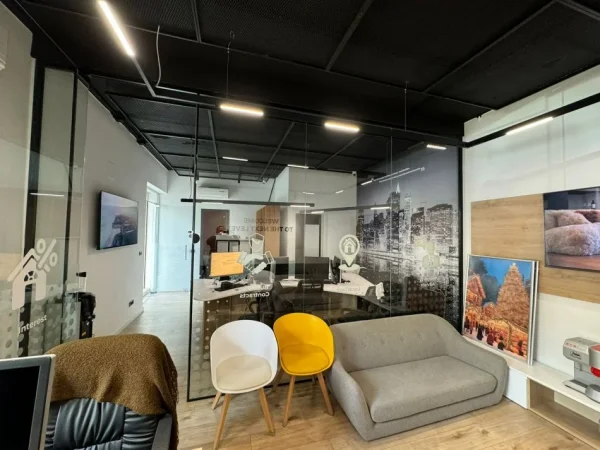 Tirane, jepet me qera ambjent biznesi Kati 0, 55 m² 1.000 € (Bulevardi Gjergj Fishta)