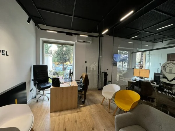 Tirane, jepet me qera ambjent biznesi Kati 0, 55 m² 1.000 € (Bulevardi Gjergj Fishta)