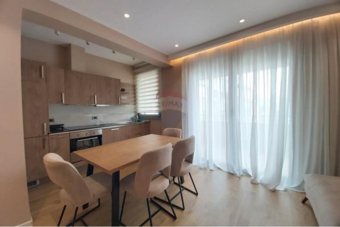 Tirane, jepet me qera apartament 2+1+Ballkon Kati 8, 122 m² 1.500 € 