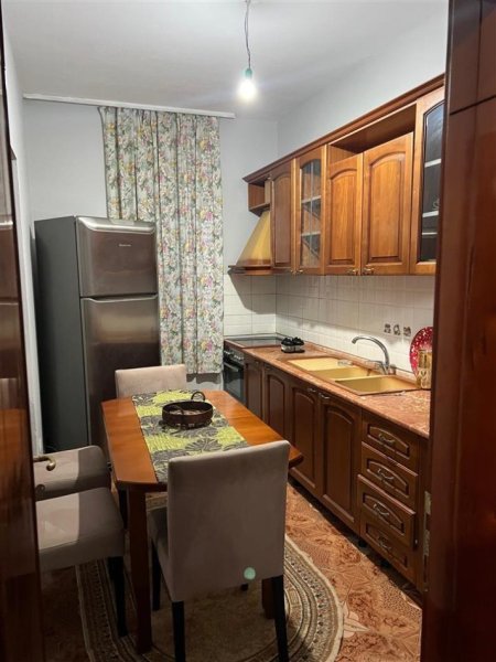 Tirane, jepet me qera apartament 2+1+Ballkon Kati 1, 110 m² 500 € (Laprake prane Universitetit Zoja E Keshillit te Mire)