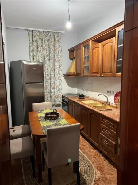 Tirane, jepet me qera apartament 2+1+Ballkon Kati 1, 110 m² 500 € (Laprake prane Universitetit Zoja E Keshillit te Mire)