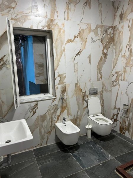 Tirane, jepet me qera apartament 2+1+Ballkon Kati 1, 110 m² 500 € (Laprake prane Universitetit Zoja E Keshillit te Mire)