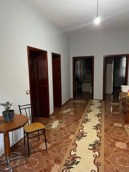 Tirane, jepet me qera apartament 2+1+Ballkon Kati 1, 110 m² 500 € (Laprake prane Universitetit Zoja E Keshillit te Mire)