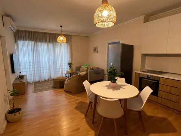 Tirane, jepet me qera apartament 2+1+Ballkon Kati 4, 80 m² 800 € (Pazari i ri, rruga Hoxha Tahsim)