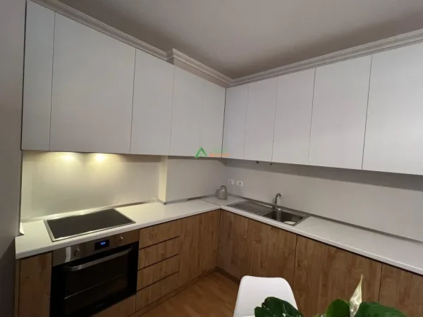 Tirane, jepet me qera apartament 2+1+Ballkon Kati 4, 80 m² 800 € (Pazari i ri, rruga Hoxha Tahsim)