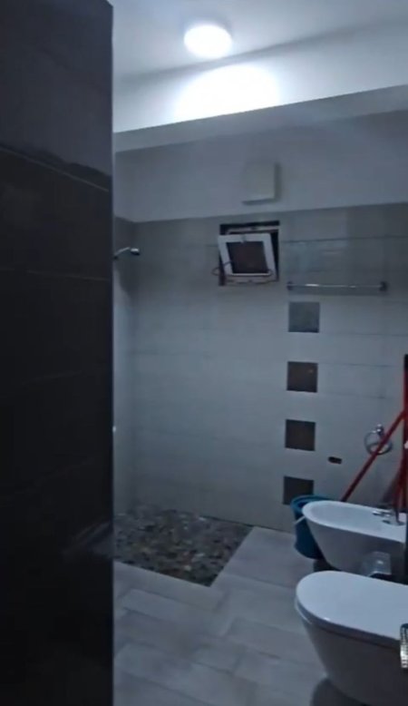 Tirane, jepet me qera apartament 1+1+Ballkon Kati 5, 52 m² 500 € (Ish Restorant Durresi prane Raiffeisen Bank)