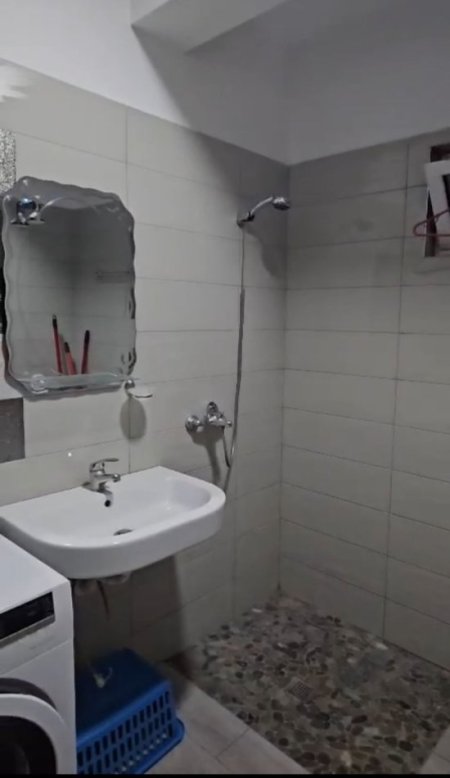 Tirane, jepet me qera apartament 1+1+Ballkon Kati 5, 52 m² 500 € (Ish Restorant Durresi prane Raiffeisen Bank)