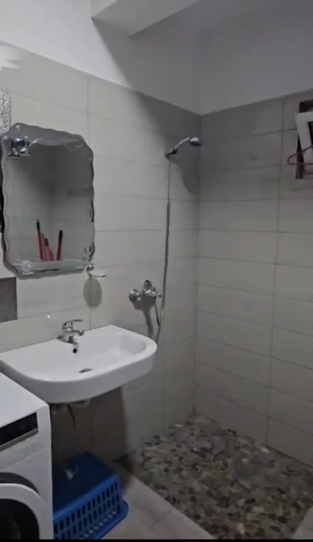 Tirane, jepet me qera apartament 1+1+Ballkon Kati 5, 52 m² 500 € (Ish Restorant Durresi prane Raiffeisen Bank)