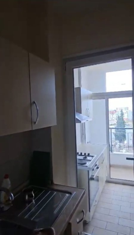 Tirane, jepet me qera apartament 1+1+Ballkon Kati 5, 52 m² 500 € (Ish Restorant Durresi prane Raiffeisen Bank)