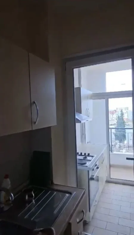 Tirane, jepet me qera apartament 1+1+Ballkon Kati 5, 52 m² 500 € (Ish Restorant Durresi prane Raiffeisen Bank)