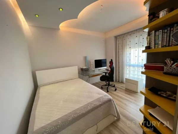 Tirane, jepet me qera apartament 3+1+Ballkon Kati 5, 133 m² 1.200 € (21 dhjetori)