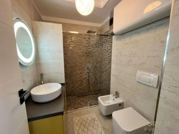 Tirane, jepet me qera apartament 3+1+Ballkon Kati 5, 133 m² 1.200 € (21 dhjetori)